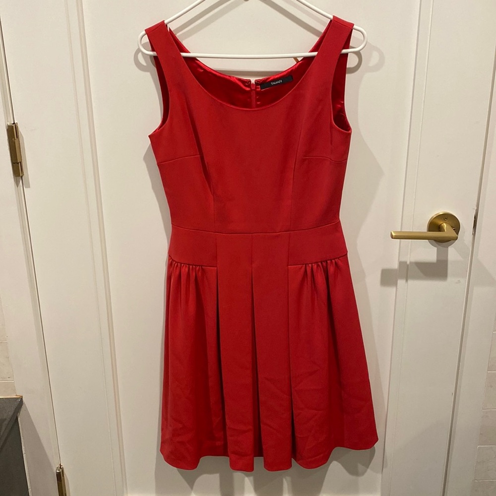 Tahari dress. Worn once. Good condition. Size 6.